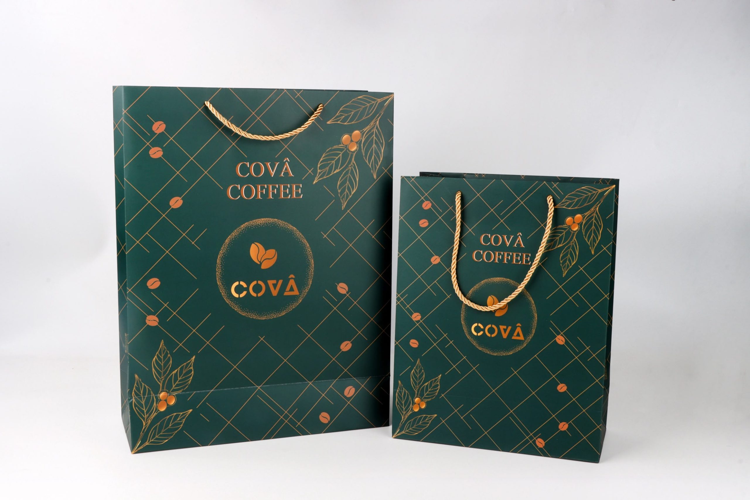 Large and medium Covâ Coffee carrier bags side by side
